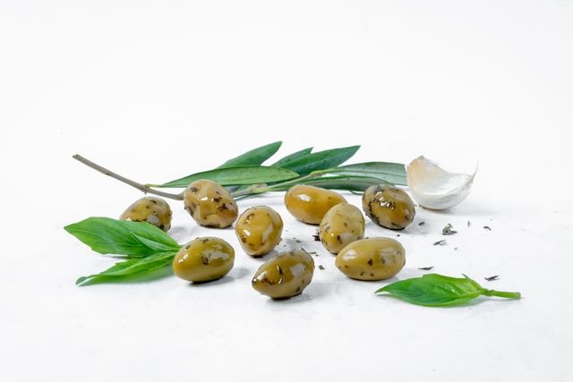 זית ירוק צרפתי מתובל שום ובזיליקום